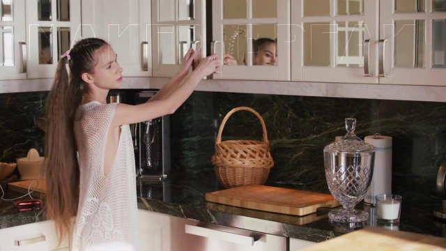 Превью Соло мастурбация письки молодой голой девушке на кухне № 35789