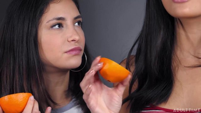 Превью Лесбийский секс двух нежных брюнеток с аппетитными письками № 35794