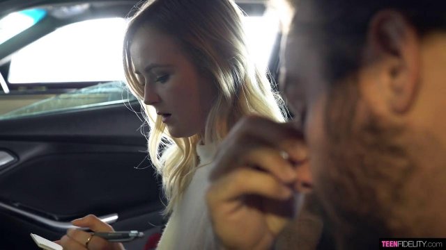 Превью Блондинка ебется раком со здоровым мужиком в своей постели № 35795