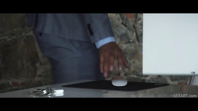 Превью Секретарша в чулках ебется с молодым начальником в кресле № 35797