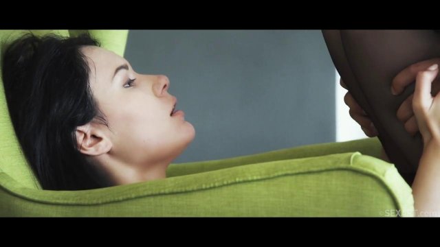 Превью Секретарша в чулках ебется с молодым начальником в кресле № 35797