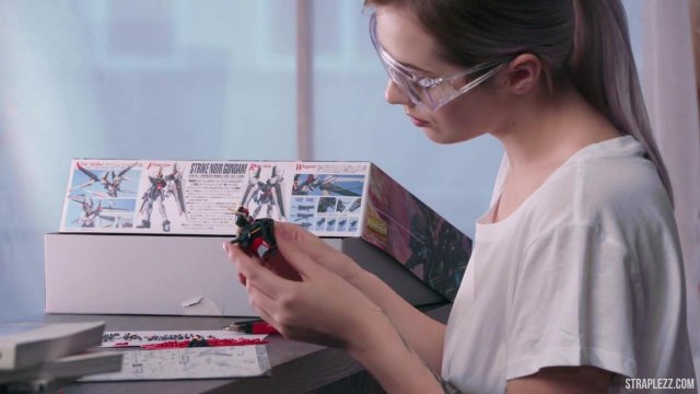 Превью Лесбиянка трахает страпоном в письку свою неопытную подругу № 35824