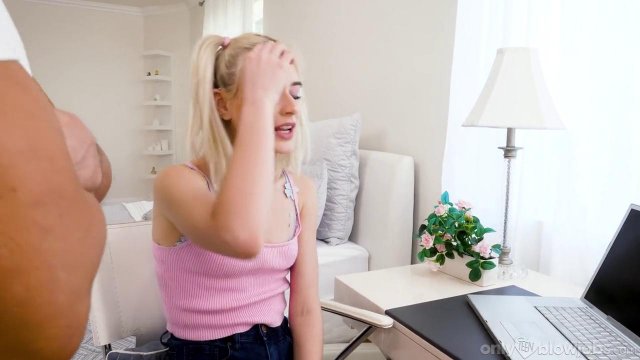 Превью Студентка отсасывает у своего зрелого педагога и трахается с ним № 35826