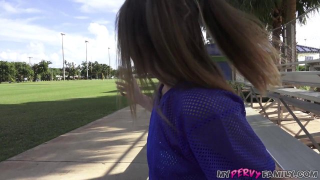 Превью Девушка отсасывает член незнакомого парня в его машине № 35836