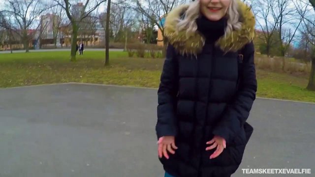 Превью Отсос за деньги в исполнении похотливой блондинки на улице № 35865