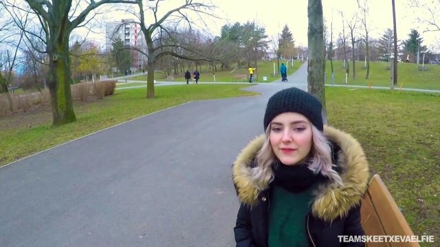 Превью Отсос за деньги в исполнении похотливой блондинки на улице № 35865