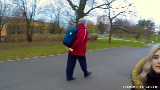 Превью Отсос за деньги в исполнении похотливой блондинки на улице № 35865