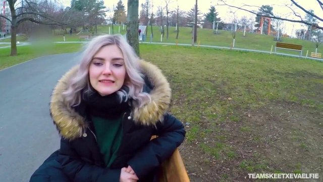 Отсос за деньги в исполнении похотливой блондинки на улице