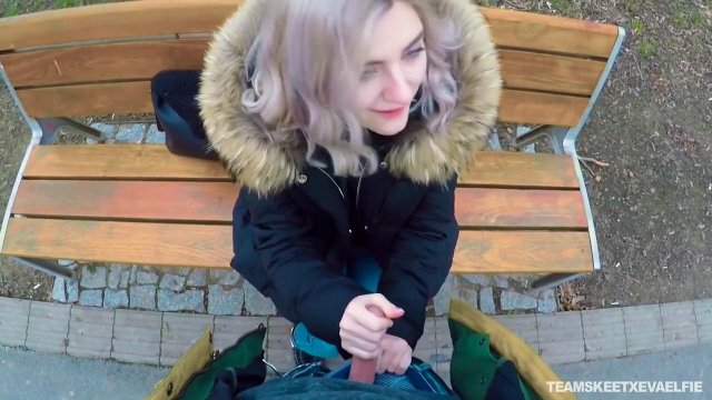 Превью Отсос за деньги в исполнении похотливой блондинки на улице № 35865