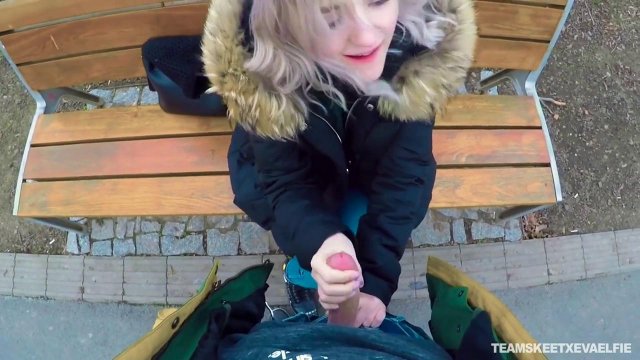 Превью Отсос за деньги в исполнении похотливой блондинки на улице № 35865