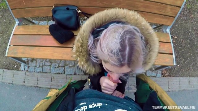 Превью Отсос за деньги в исполнении похотливой блондинки на улице № 35865