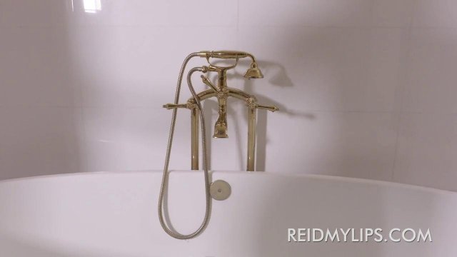 Превью Лесбиянка лижет волосатую письку своей новой подружки № 35881