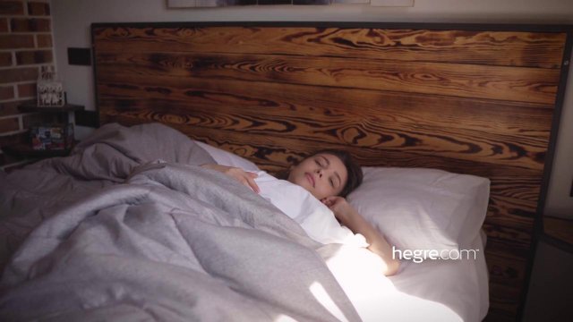 Превью Грудастая девушка нежно мастурбирует письку пальцами и кончает № 35903