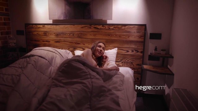 Превью Грудастая девушка нежно мастурбирует письку пальцами и кончает № 35903