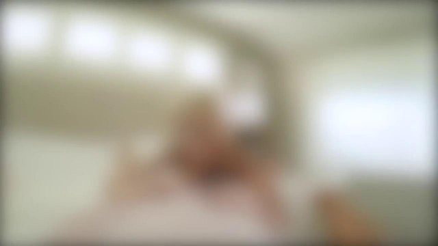 Молодая блондинка подставила аппетитную письку для члена друга