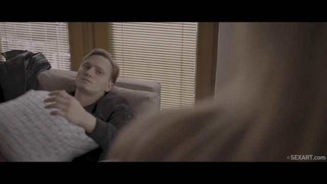 Превью Нежный секс крупным планом с очаровательной девушкой на диване № 35926