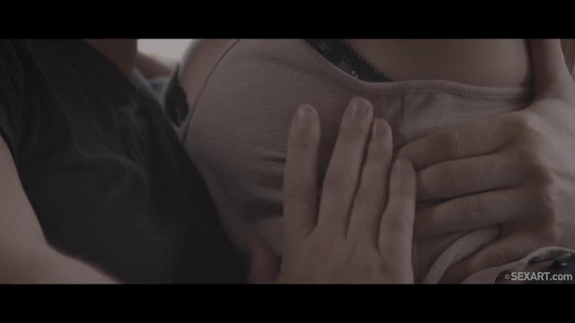 Превью Нежный секс крупным планом с очаровательной девушкой на диване № 35926