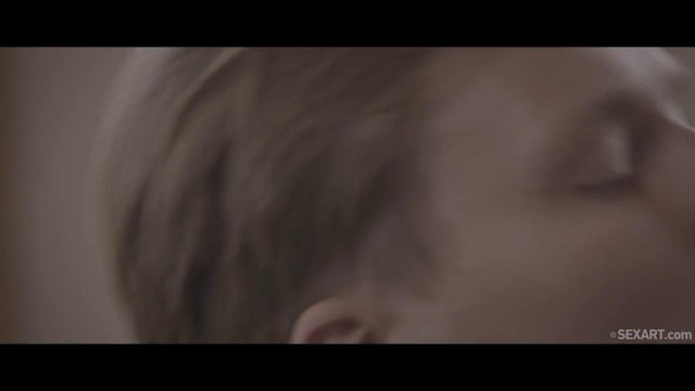 Превью Нежный секс крупным планом с очаровательной девушкой на диване № 35926