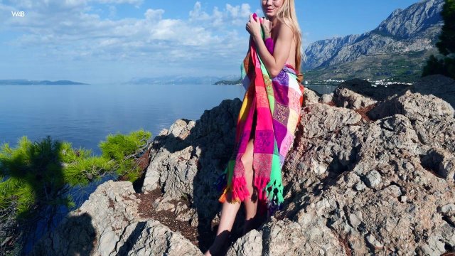 Превью Голая блондинка показала свою бритую пиздень на природе № 35927