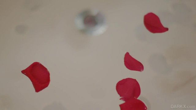 Превью Негр с большим членом нежно трахает блондинку в теплой ванне № 35929