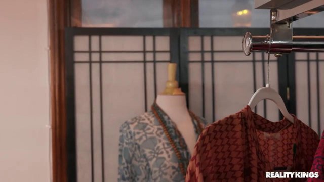 Превью Сисястая брюнетка трахается с каким-то мужиком в гардеробной № 35936