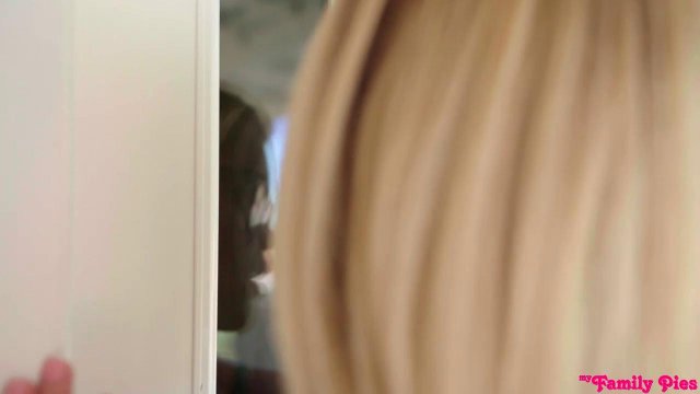 Превью Две студентки трахаются с одним чуваком и сосут его крепкий хуй № 35968