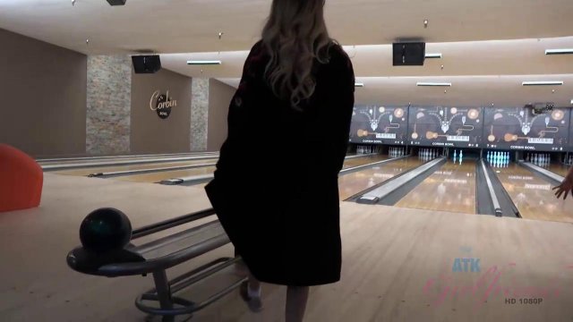 Превью Блондинка проиграла в боулинг и показала киску после прогулки № 35998