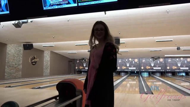 Превью Блондинка проиграла в боулинг и показала киску после прогулки № 35998