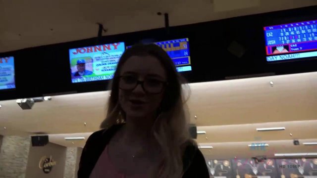 Превью Блондинка проиграла в боулинг и показала киску после прогулки № 35998