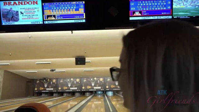 Превью Блондинка проиграла в боулинг и показала киску после прогулки № 35998