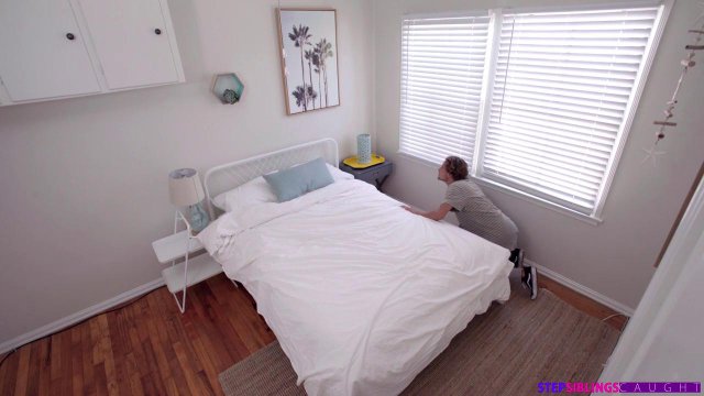 Превью Синеволосая телка и блондинка трахаются с любовником после учебы № 36020