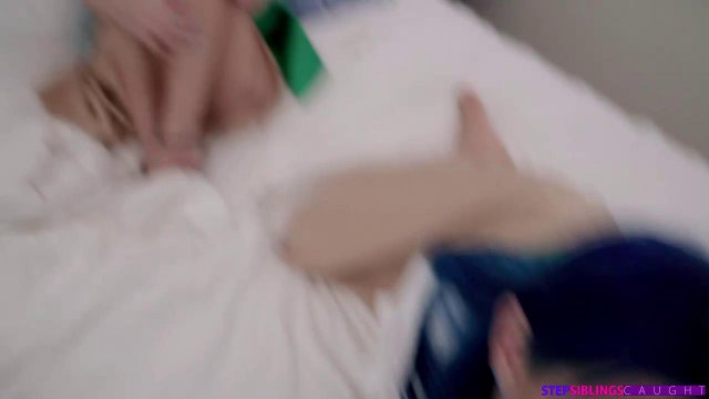 Превью Синеволосая телка и блондинка трахаются с любовником после учебы № 36020