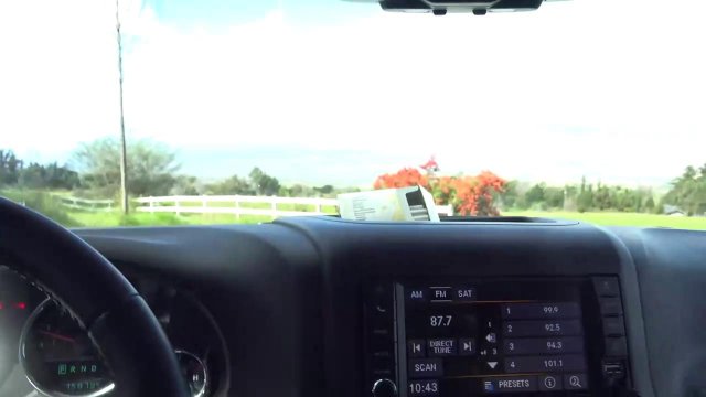 Превью Худая блондинка раздевается в эротическом видео на пляже и в машине № 36036