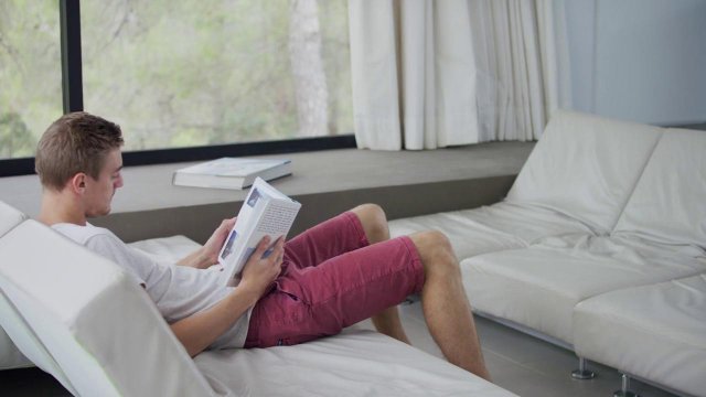 Превью Похотливые и стройные телки сосут член парню на диване № 36069