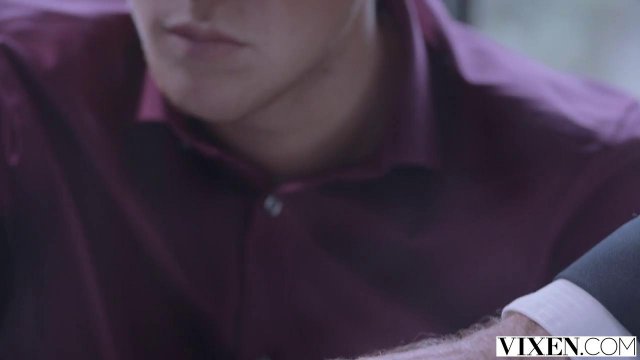 Превью Блондинка сосет большой член и насаживается на него киской № 36072