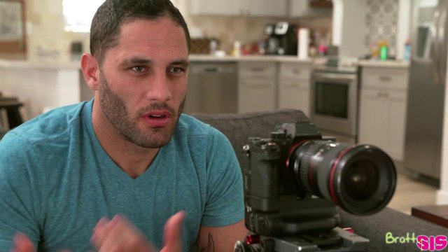 Превью Фотограф трахнул начинающую модель на кровати во время съемки № 36074