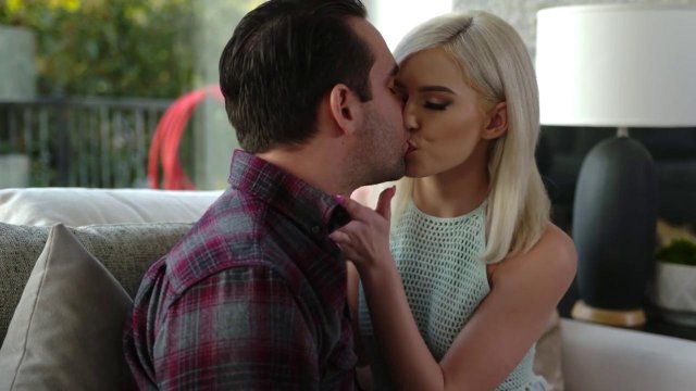 Превью Горячие телки дрочат фетишисту ножками и трахаются с ним в групповухе № 36099