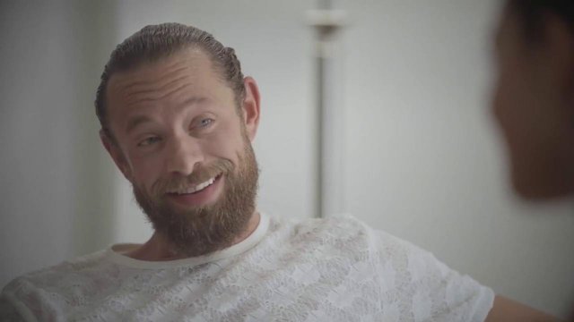 Превью Патлатый и бородатый парень имеет жену соседа вместе с ним в групповухе № 36112