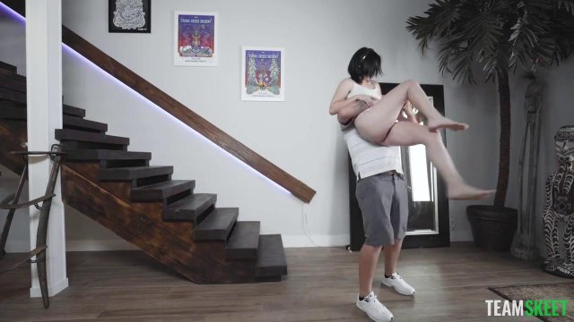 Превью Молодая супружеская пара занимается утренним сексом на кровати № 36116