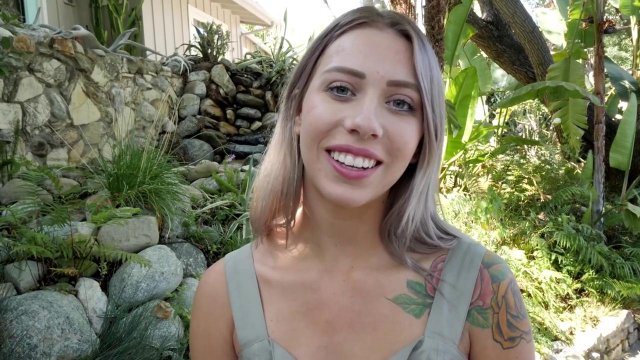 Превью Красотка сосет крупным планом и скачет на члене бойфренда № 36118