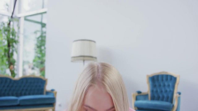 Превью Симпатичная блондинка после минета насаживается на хер парня № 36124