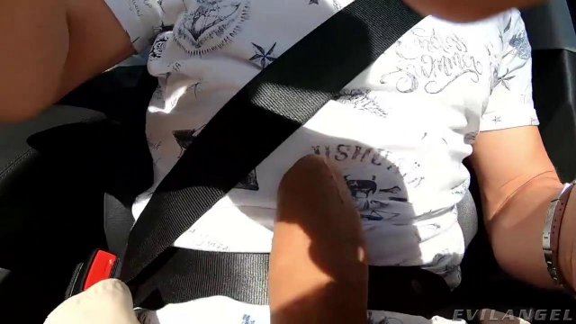 Превью Шлюха с идеальной жопой садится на член брутального таксиста № 36131