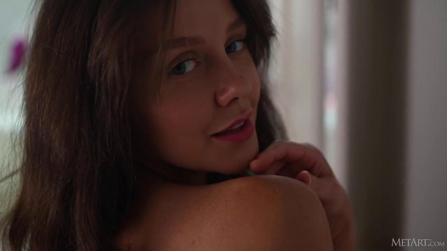 Превью Симпатичная девушка мастурбирует киску вместо рисования № 36153