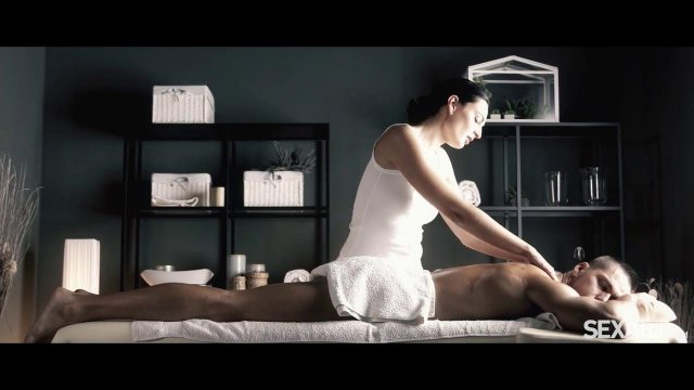 Превью Массажистка соблазнила клиента и дала емусебя трахнуть на столе № 36154