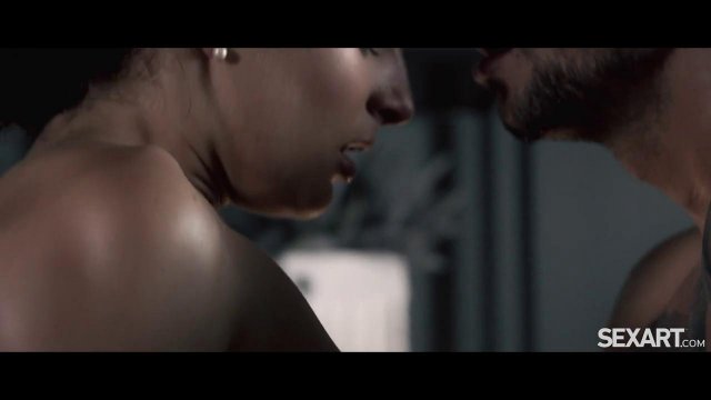 Превью Массажистка соблазнила клиента и дала емусебя трахнуть на столе № 36154