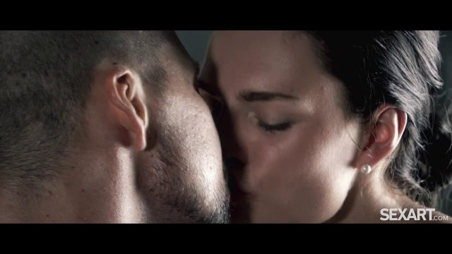 Превью Массажистка соблазнила клиента и дала емусебя трахнуть на столе № 36154