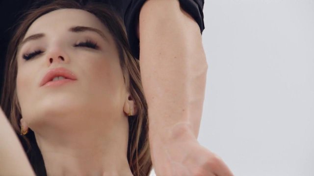 Превью Патлатый массажист отымел девушку после мастурбации на кровати № 36158