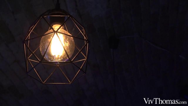 Превью Легко спряталась между ног подруги № 36168