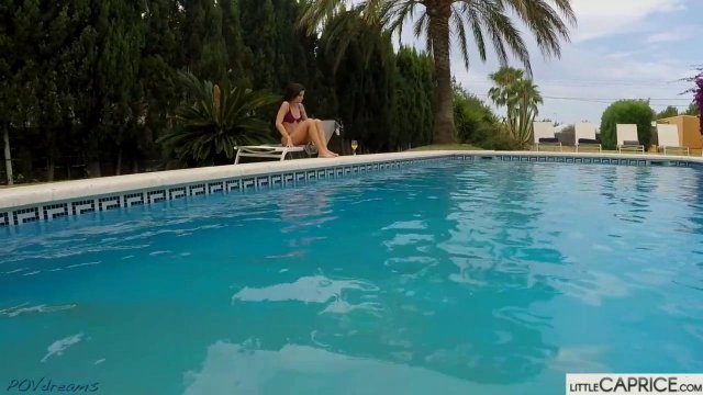 Превью Напоролась на корягу в бассейне № 36195