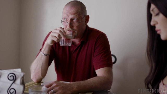 Превью Чуть не рыдала, когда папке сосала № 36304